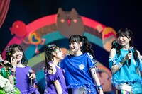 涙ぐむ蛭田愛梨（左から3番目）を抱き寄せる桐乃みゆ（右から2番目）。