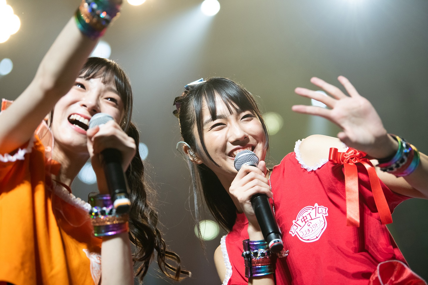 客席に手を振る神田ジュナ（左）と清水理子（右）。
