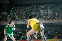 日本武道館のド真ん中でおもむろに相撲をとり始める根本凪（左）と的場華鈴（右）。