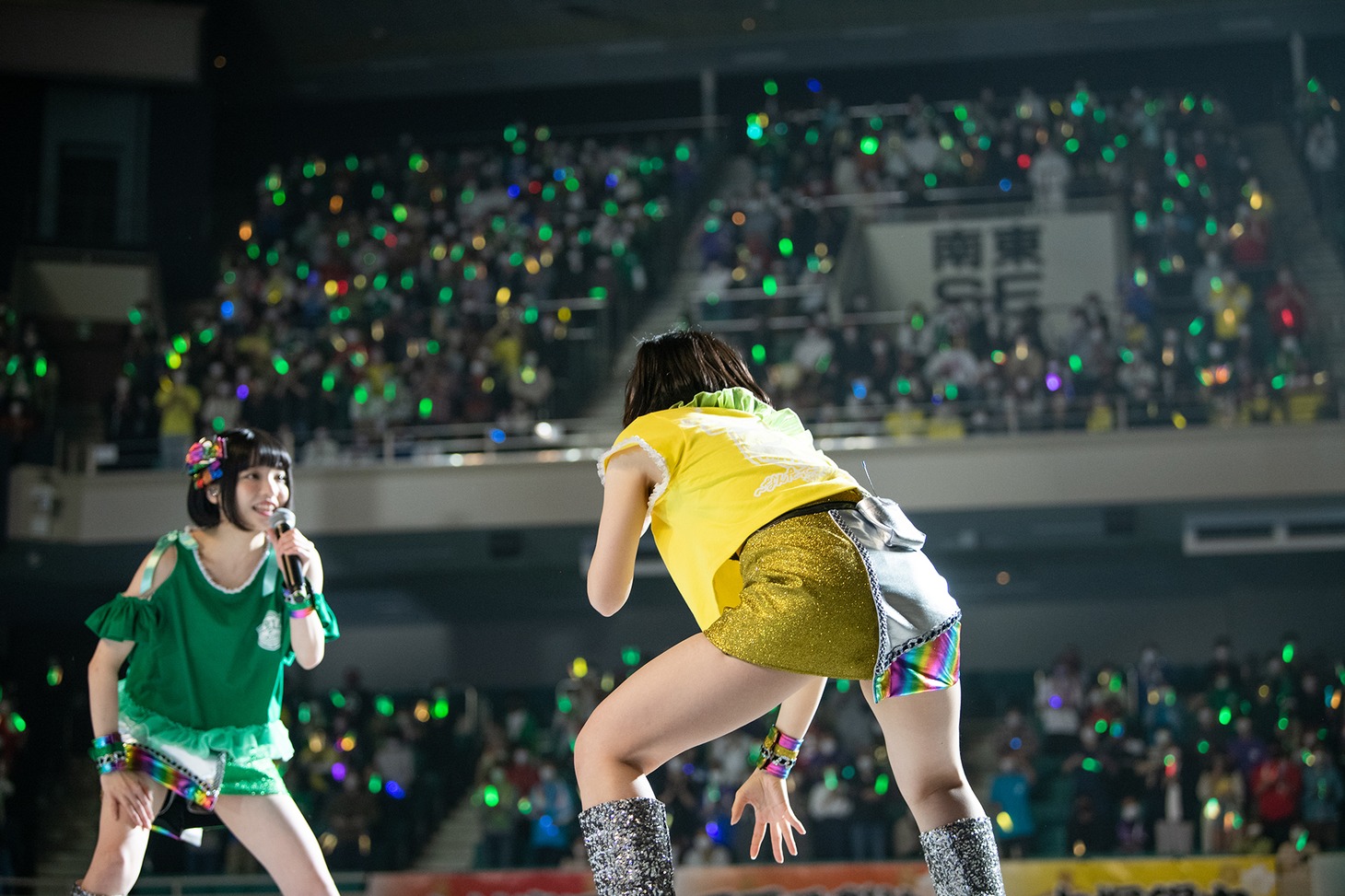 日本武道館のド真ん中でおもむろに相撲をとり始める根本凪（左）と的場華鈴（右）。