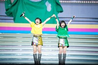 虹コンだいすきマンに感謝を告げる的場華鈴（左）と根本凪（右）。