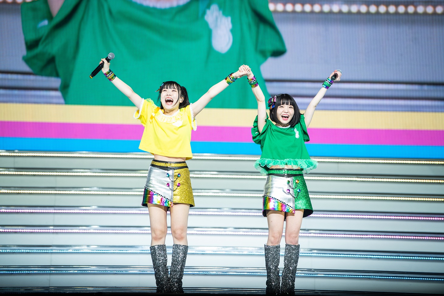 虹コンだいすきマンに感謝を告げる的場華鈴（左）と根本凪（右）。