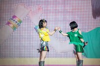 指切りをする的場華鈴（左）と根本凪（右）。