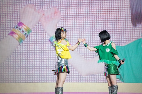 指切りをする的場華鈴（左）と根本凪（右）。