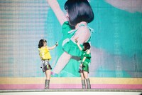 再会を誓いステージを去る的場華鈴（左）と根本凪（右）。