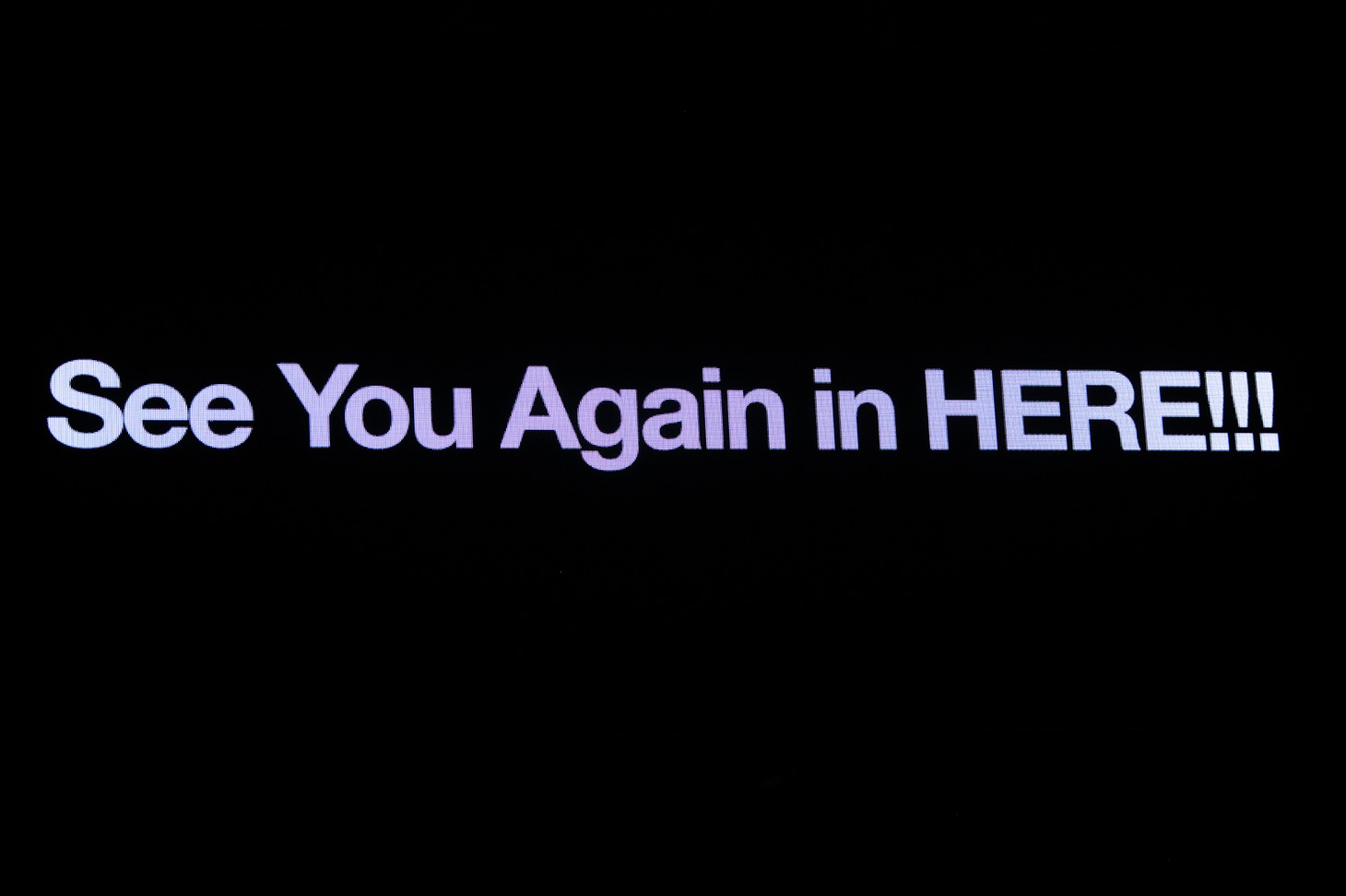 スクリーンに浮かぶ「See You Again in HERE!!!」のメッセージ。