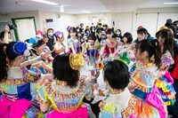 14人で最後の円陣を組む虹コン。