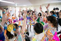 14人で最後の円陣を組む虹コン。