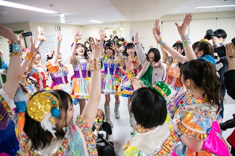 14人で最後の円陣を組む虹コン。