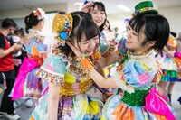 最後の円陣で涙を流す的場華鈴（左）。