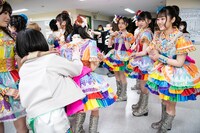 背中を思い切り叩いてメンバーを送り出す根本凪。