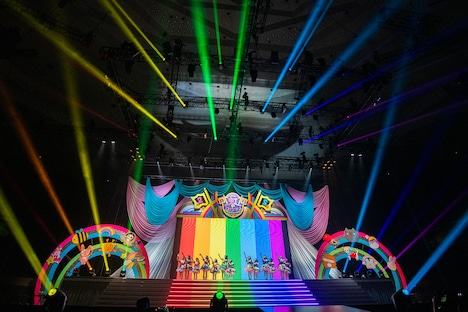 虹のコンキスタドール「Over the RAINBOW～なんたってアイドルなんですっ!!～ in 日本武道館」の様子。