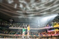 センターステージに立つ根本凪（左）と的場華鈴（右）。