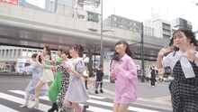 ラストアイドル「僕たちは空を見る」ミュージックビデオより。