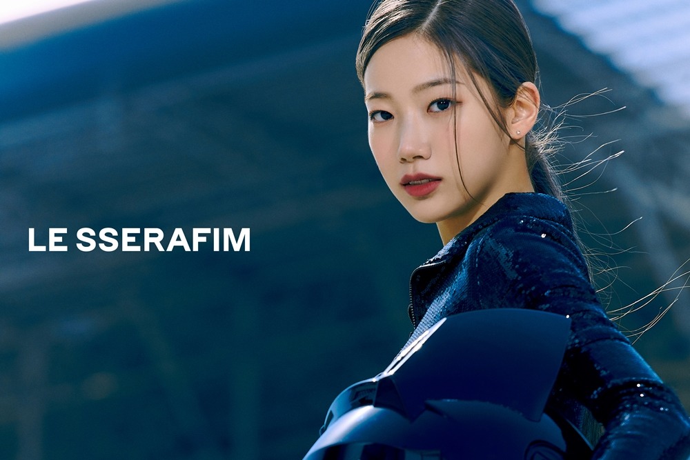 LE SSERAFIM「FEARLESS」コンセプトフォト「Vol.1 BLACK PETROL」（KAZUHA）