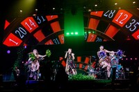 「LiVE is Smile Always～Eve&Birth～」日本武道館公演の様子。（撮影：Viola Kam［V'z Twinkle］）