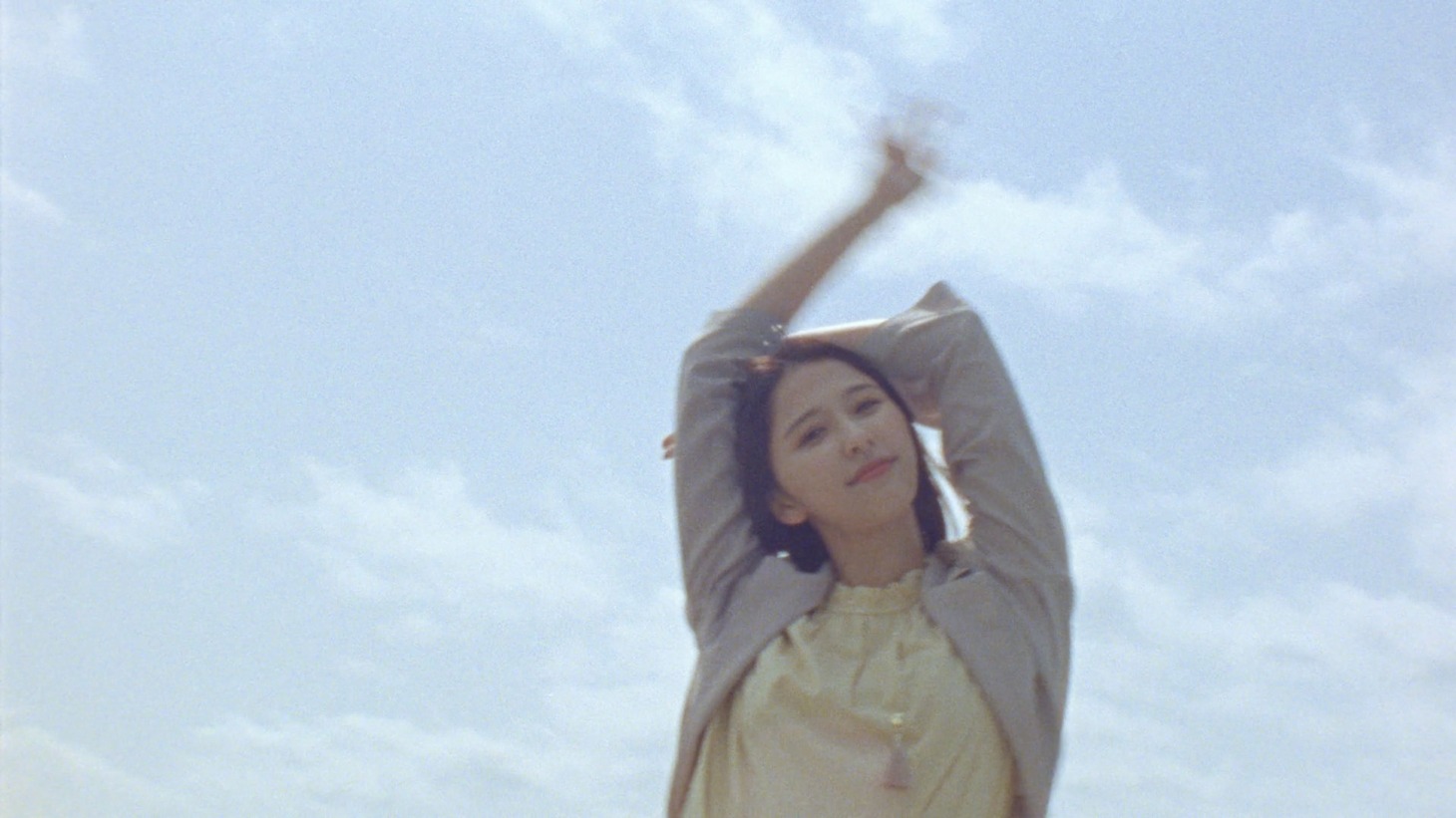 ROPÉ PICNIC Web動画「2022SS『だれ と どこ いく？』」編より。