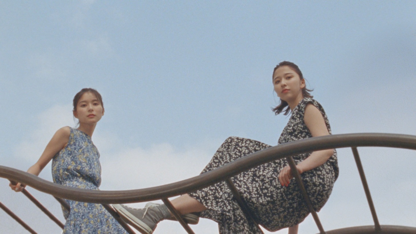 ROPÉ PICNIC Web動画「2022SS『だれ と どこ いく？』」編より。