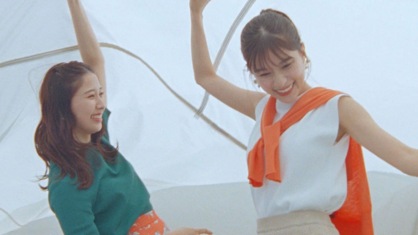 ROPÉ PICNIC Web動画「2022SS『だれ と どこ いく？』」編より。