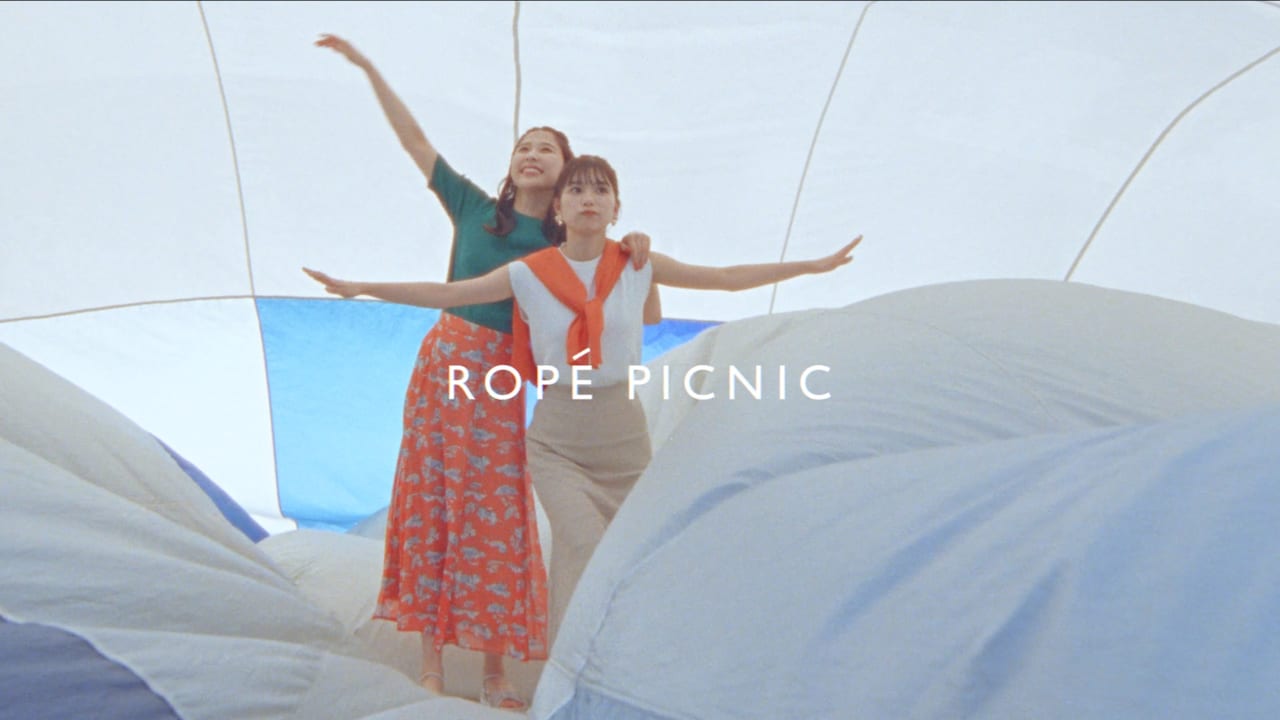 ROPÉ PICNIC Web動画「2022SS『だれ と どこ いく？』」編より。