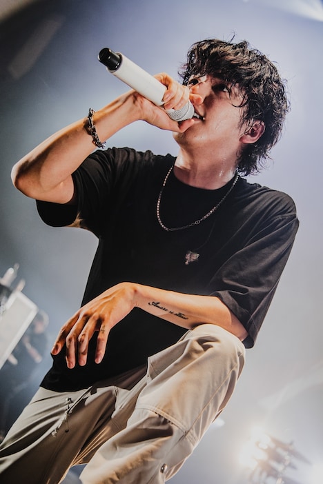 MY FIRST STORYのHiro（Vo）。（Photo by TAKAHIRO TAKINAMI）