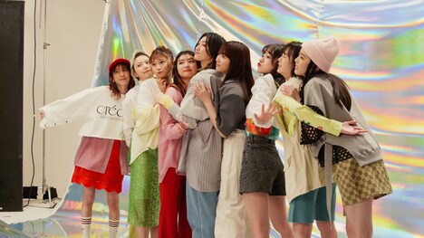 私立恵比寿中学がビジュアルモデルを担当した「adidas Originals RAINBOW PACK」キービジュアル撮影メイキング映像。