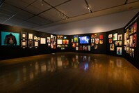 「hide The 23rd Memorial 特別企画展 PSYCHOVISION hide MUSEUM Since 2000」名古屋会場の様子。