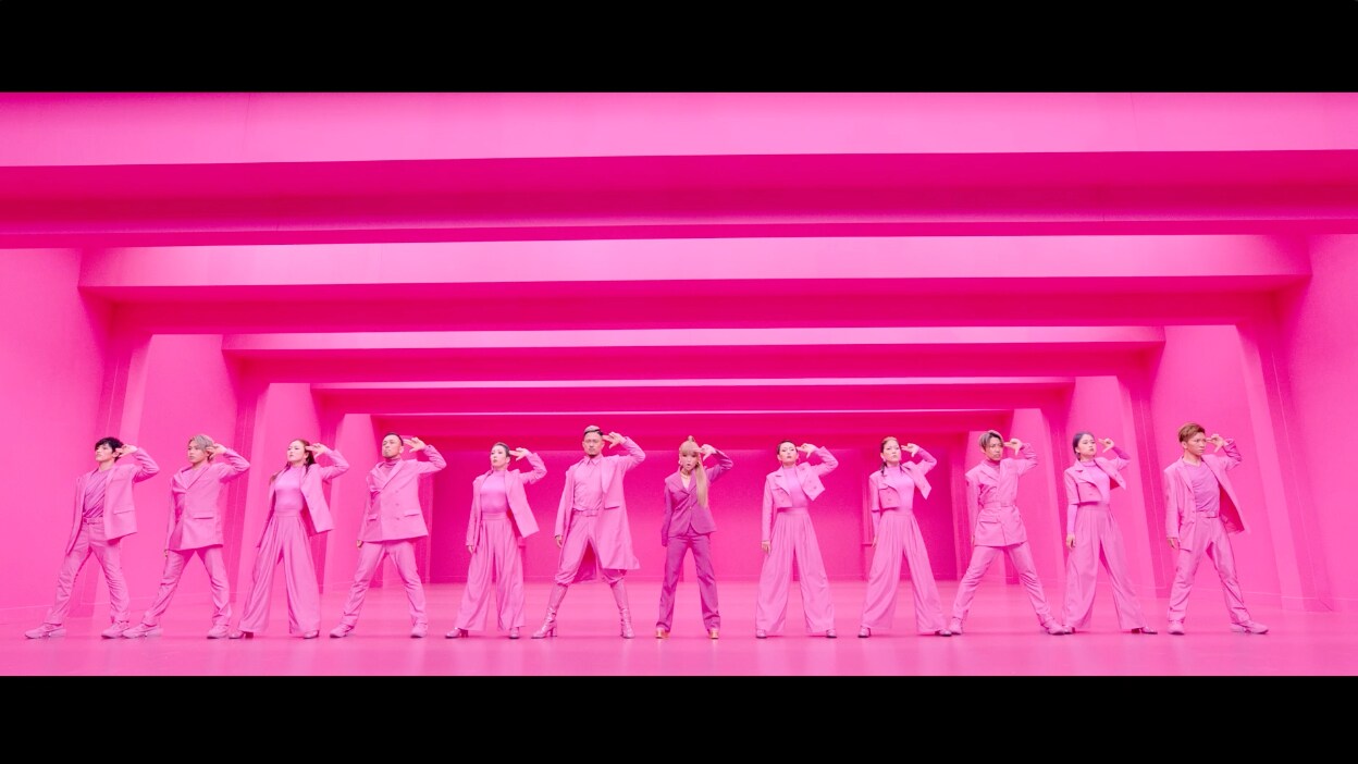 浜崎あゆみがピンク一色の空間でパフォーマンス、近年稀に見る超豪華