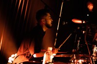 小原"beatsoldier"壮史（Dr / YONA YONA WEEKENDERS）（Photo by Isamu Honma）