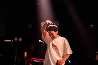 スズキシンゴ（B / YONA YONA WEEKENDERS）（Photo by Isamu Honma）