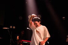 スズキシンゴ（B / YONA YONA WEEKENDERS）（Photo by Isamu Honma）