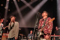 左から蔡忠浩（Vo, G / bonobos）と磯野くん（Vo, G / YONA YONA WEEKENDERS）。（Photo by Isamu Honma）