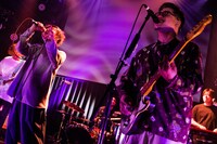 左から蔡忠浩（Vo, G / bonobos）と磯野くん（Vo, G / YONA YONA WEEKENDERS）。（Photo by Isamu Honma）