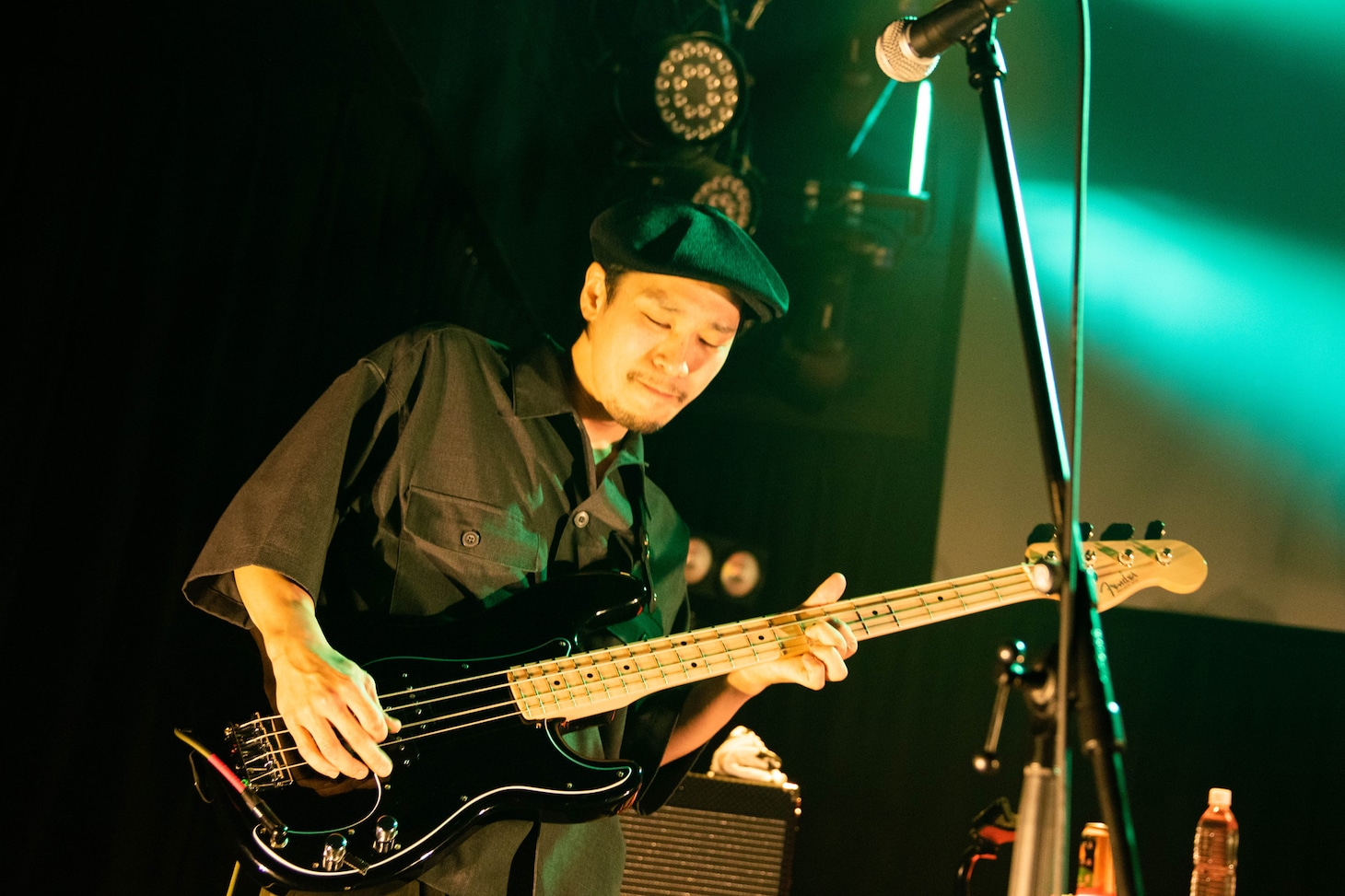 スズキシンゴ（B / YONA YONA WEEKENDERS）（Photo by Isamu Honma）