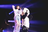 みあ（Vo）とパンダくん。