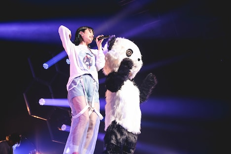 みあ（Vo）とパンダくん。