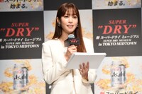 イベントMCの鷲見玲奈。