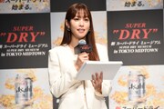 イベントMCの鷲見玲奈。