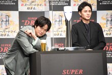 グラスにビールを注ぎ入れ「セクシーダイナマイト」と言うSexy Zoneの菊池風磨（左）、それに吹き出す中島健人（右）。