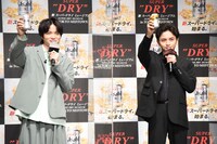 「アサヒスーパードライ」で乾杯するSexy Zoneの菊池風磨（左）と中島健人（右）。