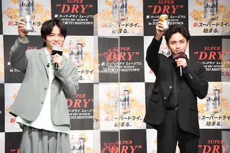 「アサヒスーパードライ」で乾杯するSexy Zoneの菊池風磨(左)と中島健人(右)。