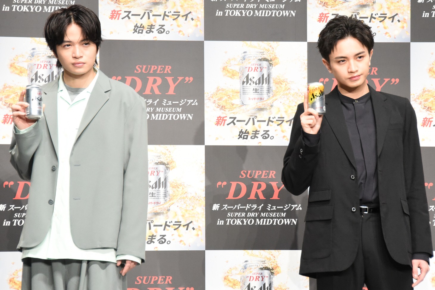 「アサヒスーパードライ」を持つSexy Zoneの菊池風磨（左）と中島健人（右）。
