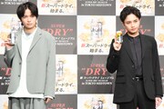 「アサヒスーパードライ」を持つSexy Zoneの菊池風磨(左)と中島健人(右)。