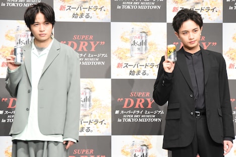 「アサヒスーパードライ」を持つSexy Zoneの菊池風磨(左)と中島健人(右)。