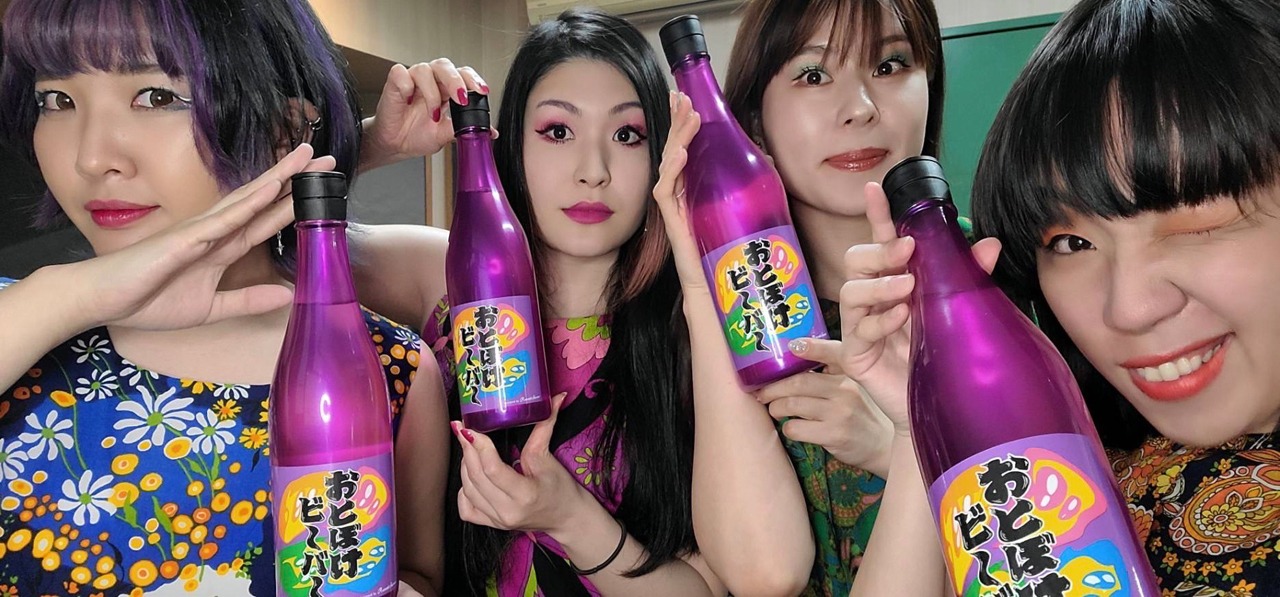 純米大吟醸酒「おとぼけビ～バ～」を手にするおとぼけビ～バ～。
