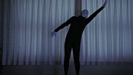 ドラマ「何かおかしい」エンディング映像より。(c)テレビ東京