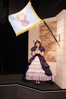 ファンが制作したフラッグと記念撮影する大場美奈。