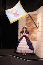 ファンが制作したフラッグと記念撮影する大場美奈。