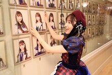 SKE48劇場の壁写真を外す大場美奈。