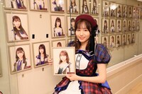 SKE48劇場の壁写真を外す大場美奈。